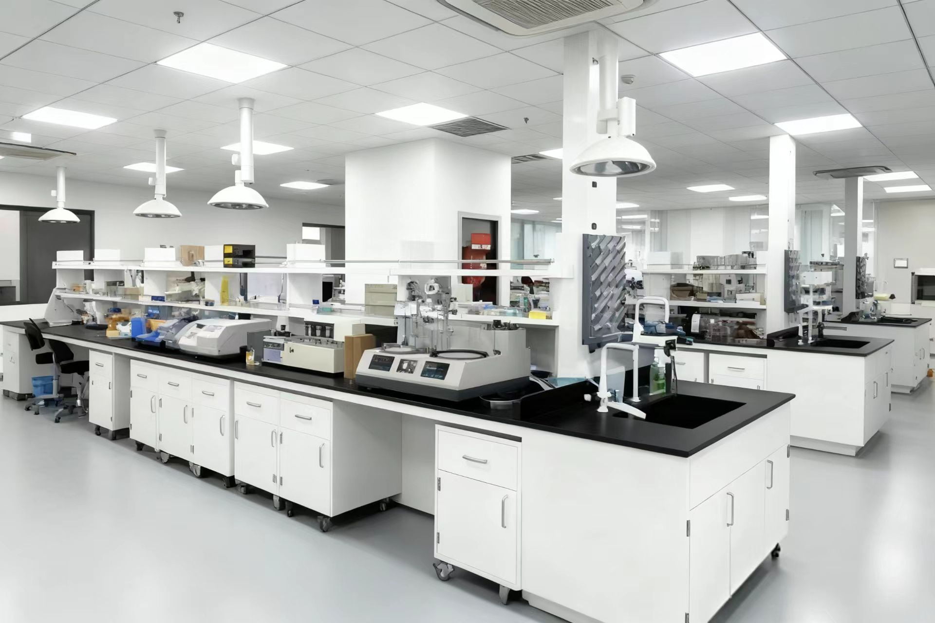 Como os adesivos são testados?